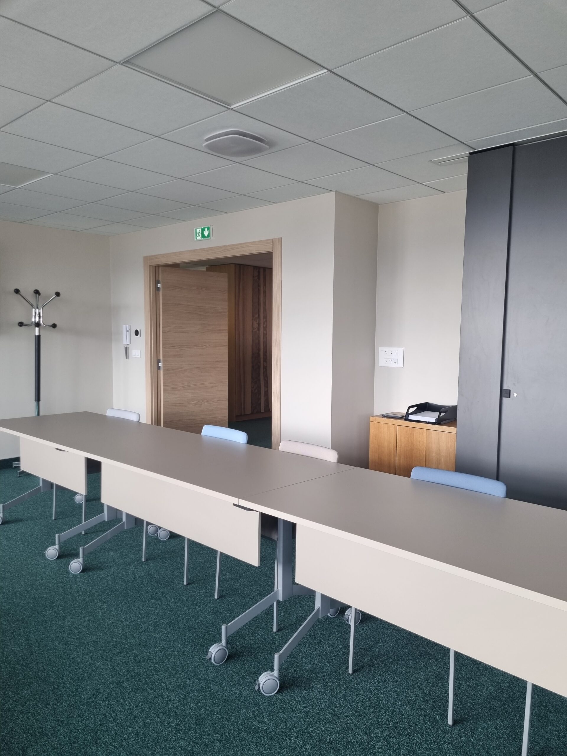 Salle de réunion rénovée à Annecy